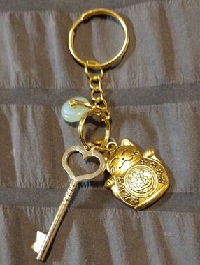 Gold Maneki Neko Cat Keychain with Heart Key and Bead